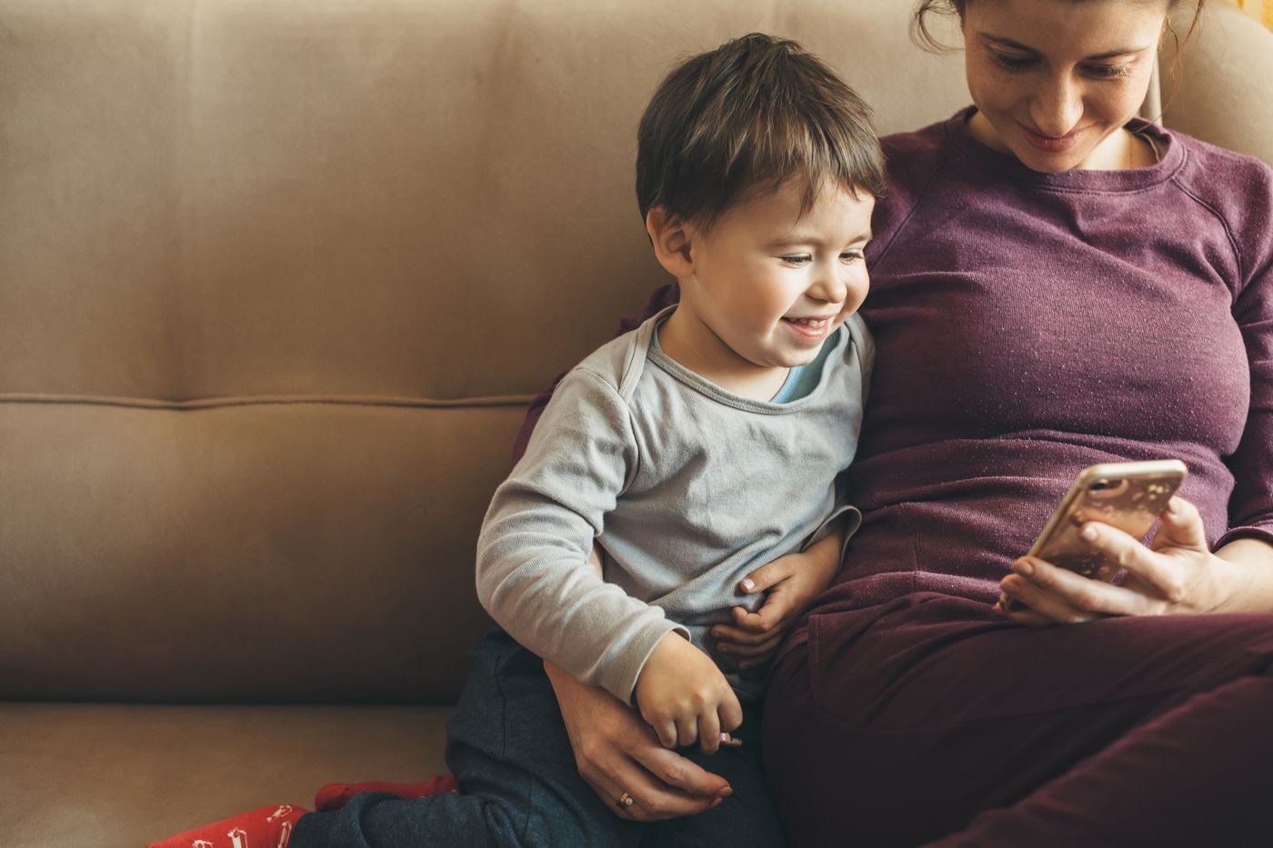 Mãe e filho usando o celular