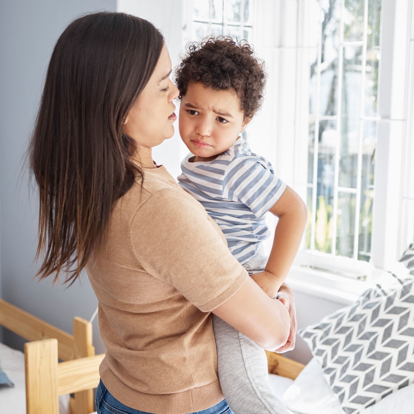 Mãe segurando o filho abatido no colo